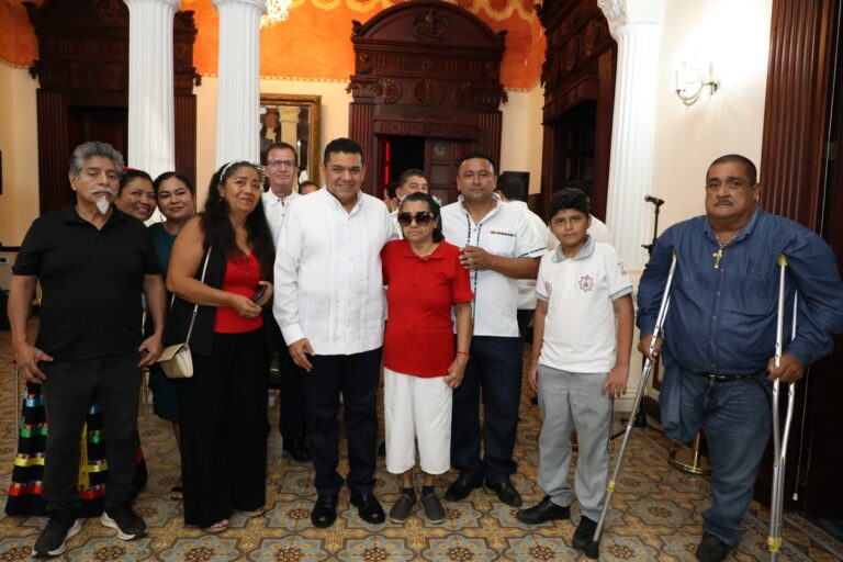 En el primer grito del Gobierno del Pueblo, Javier May lanza 21 vivas, con especiales arengas a las mujeres