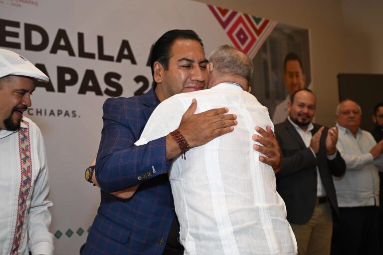 Eduardo Ramírez entrega la Medalla al Mérito Médico Chiapas 2025 al doctor Salvador Pacheco Segura