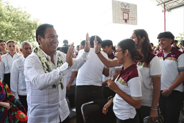 Eduardo Ramírez entrega el chip número 50 mil del programa Conecta Chiapas