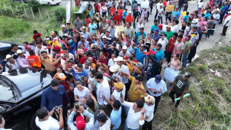 Sin estar en el programa, la presidenta Claudia Sheinbaum se detiene para saludar a cientos de jonutectos