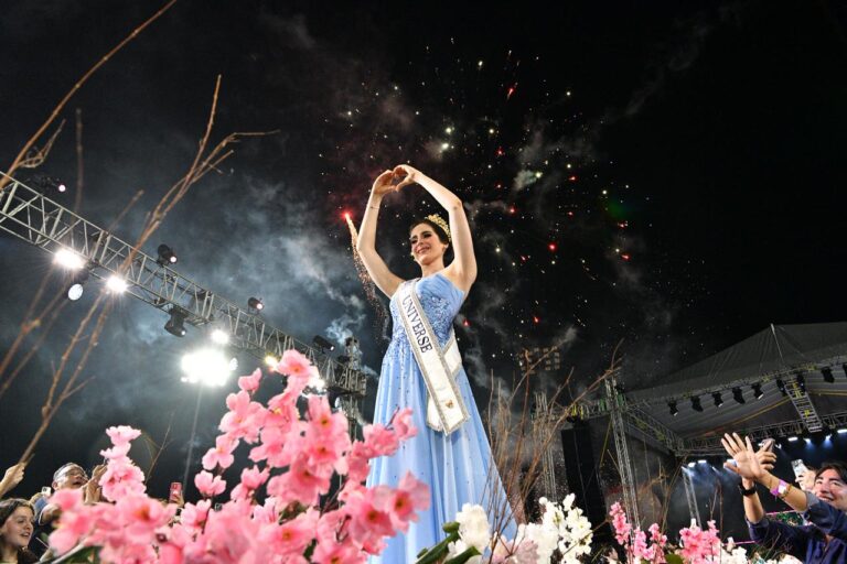 Miss universo recibe una soberana bienvenida en su tierra,